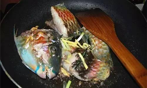 2,红烧如果说清蒸最能吃出鱼肉的鲜嬾,那红烧就是最能够表现出青衣鱼