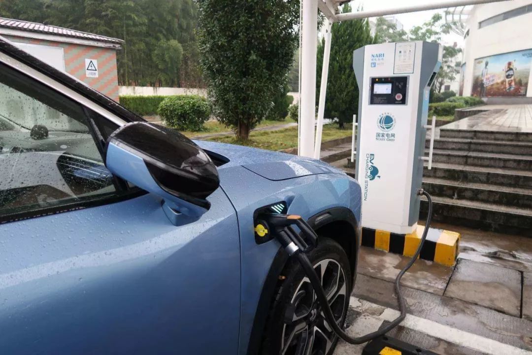 特斯拉烧完蔚来烧，电动汽车为何容易自燃？