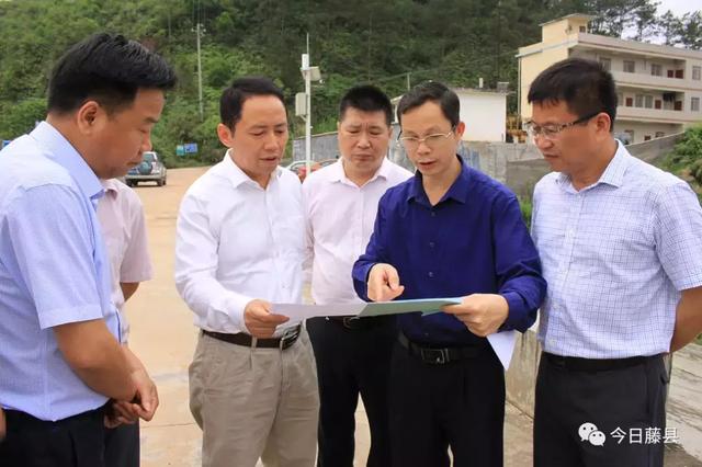 度汛丨县委书记黄东明就水渠抢修防洪堤景观提升进行现场办公_藤县
