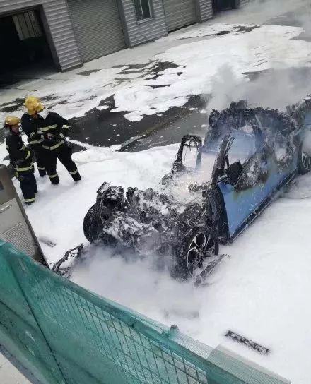 特斯拉烧完蔚来烧，电动汽车为何容易自燃？