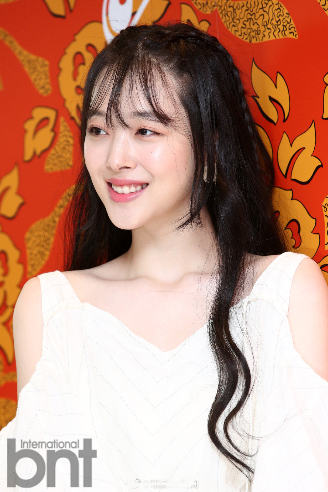 1/ 6 搜狐娱乐讯 4月23日下午,韩国艺人崔雪莉在首尔出席了某品牌的