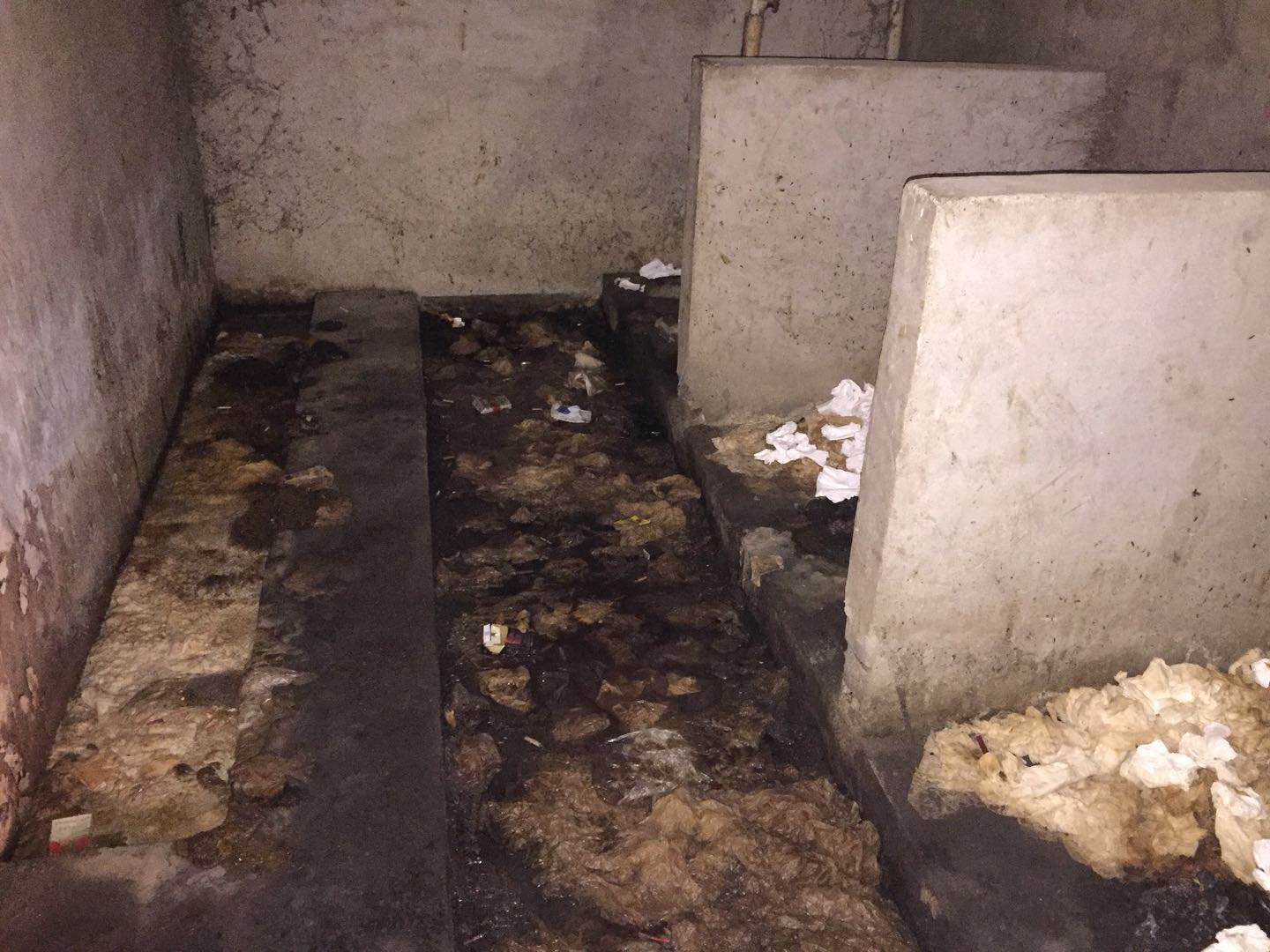 世界上最脏的厕所图片