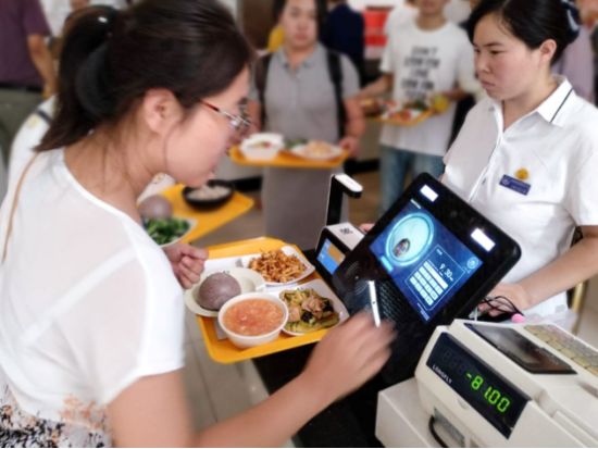 学校用餐不刷饭卡刷脸卡