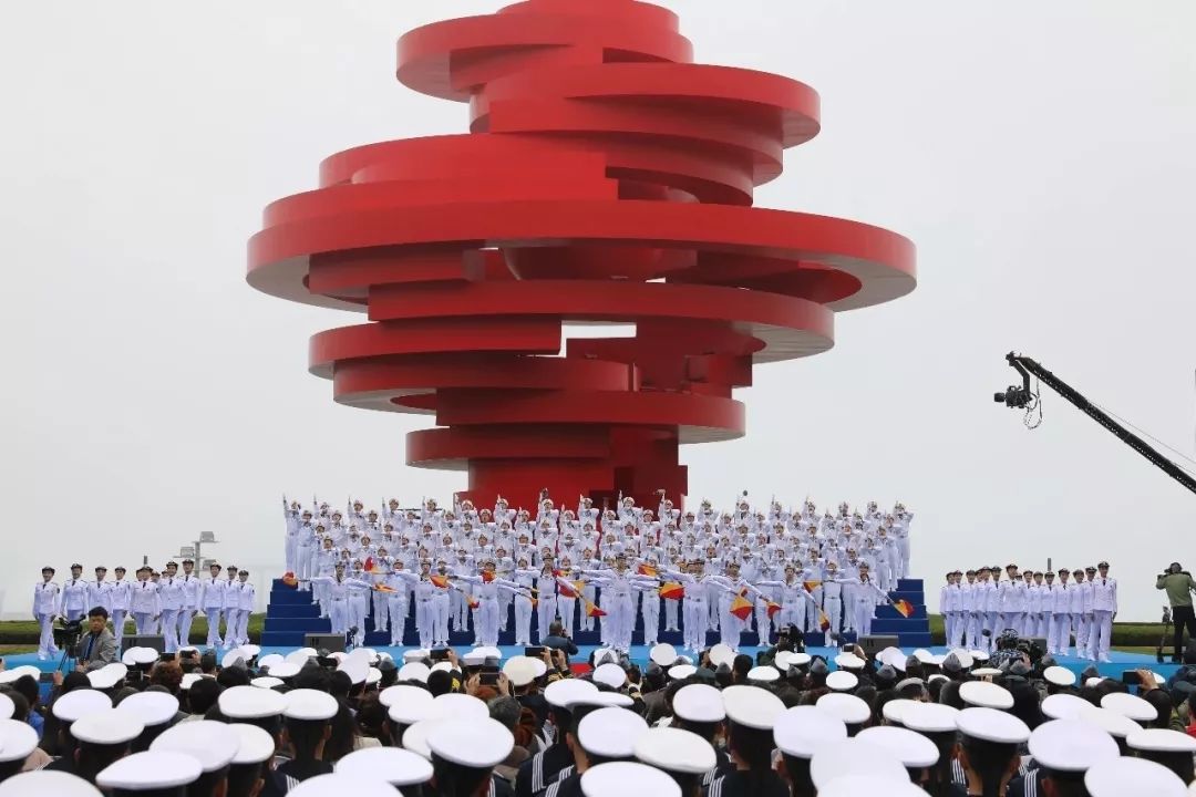 舞动似火激情深情献礼海军节青岛艺术学校参加庆祝海军70华诞大型广场