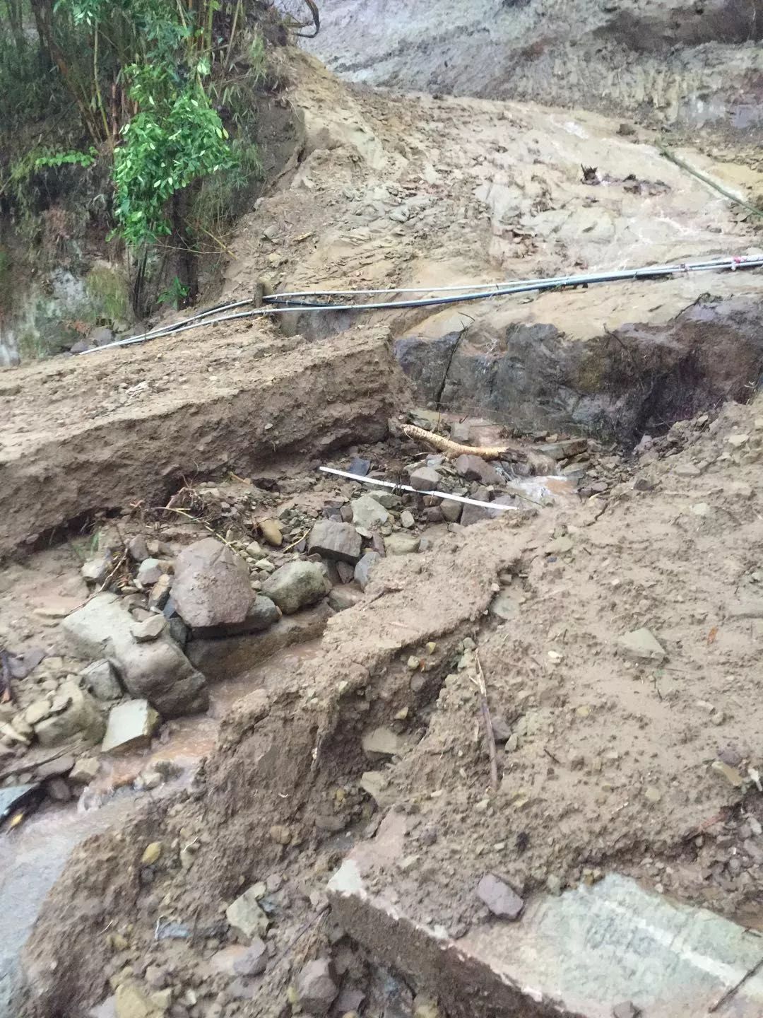 洪涝灾害致四川绵阳市盐亭县宗海乡道路损毁