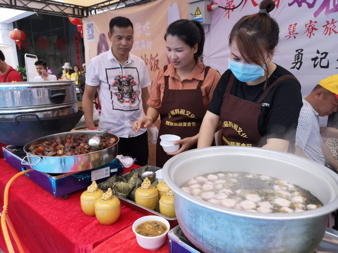 美食街現場熱鬧非凡巽寮中區海灘祭拜儀式海祭儀式,場面非常壯觀.