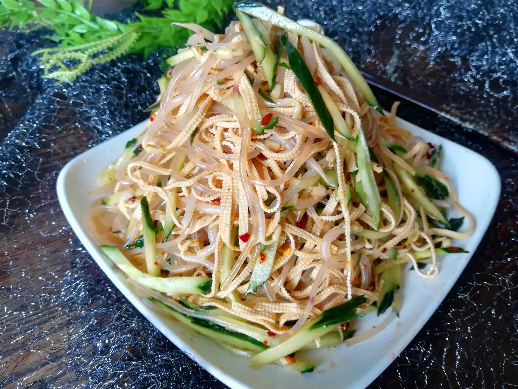 原創推薦一道東北家常涼拌菜,生熟搭配營養好,吃它爽口又開胃