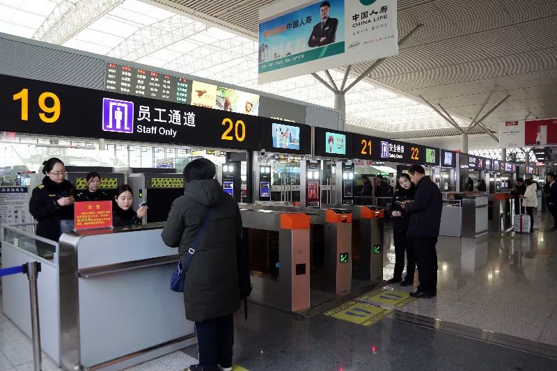 五一假期郑州东站加开高铁临客78趟西南口大厅30号改造完毕