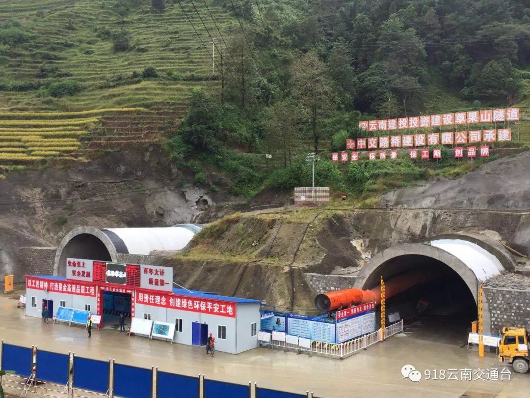 采访团对施工现场进行航拍记者现场介绍草果山隧道情况蔓金高速控制性