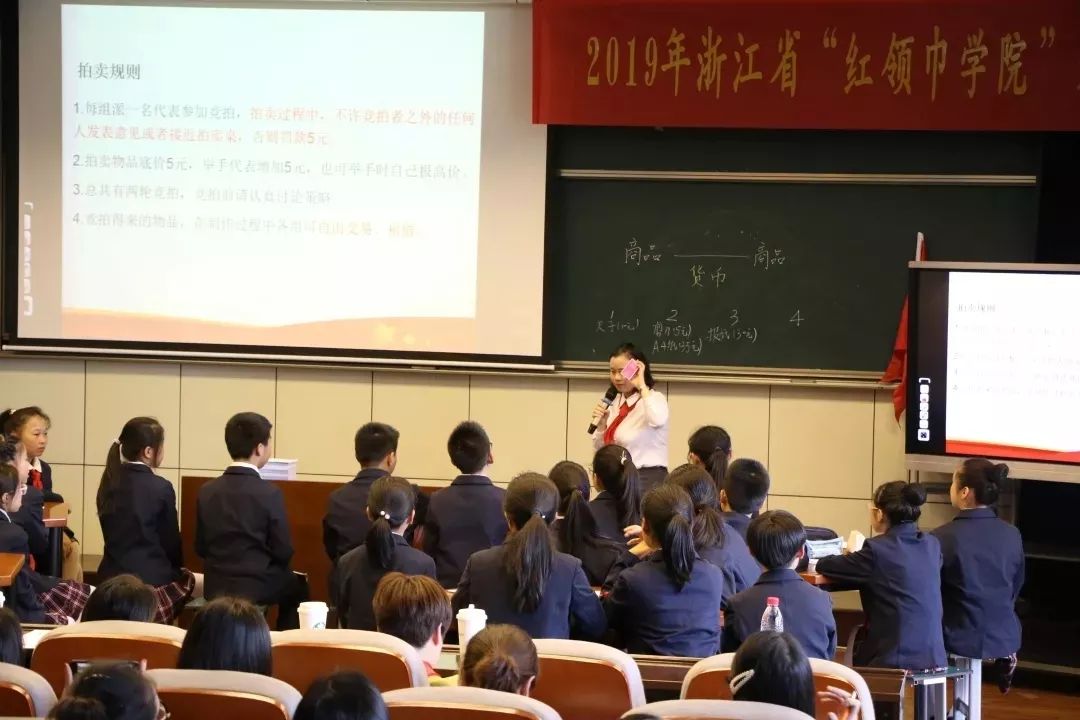 在嘹亮的队歌中,西兴实验小学老师王璐茜和滨文小学的队员代表一起