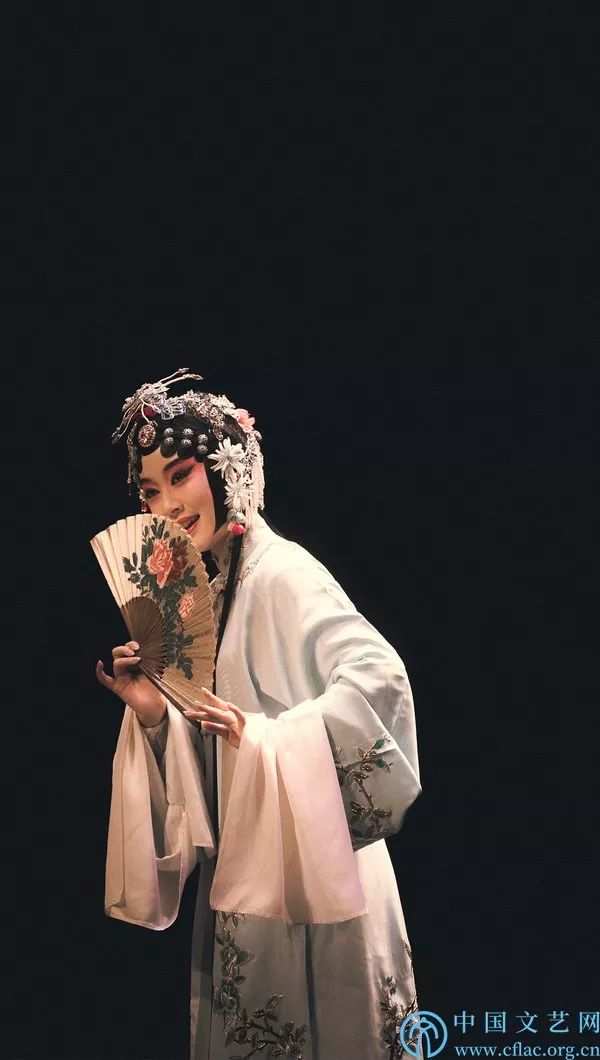 单雯在《牡丹亭》中饰杜丽娘单雯演绎的《牡丹亭》注重典雅与韵味,在
