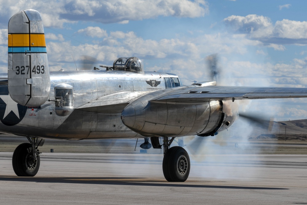 b-25轟炸機準備起飛. b-25從南卡羅來納州埃爾斯沃思空軍基地起飛.