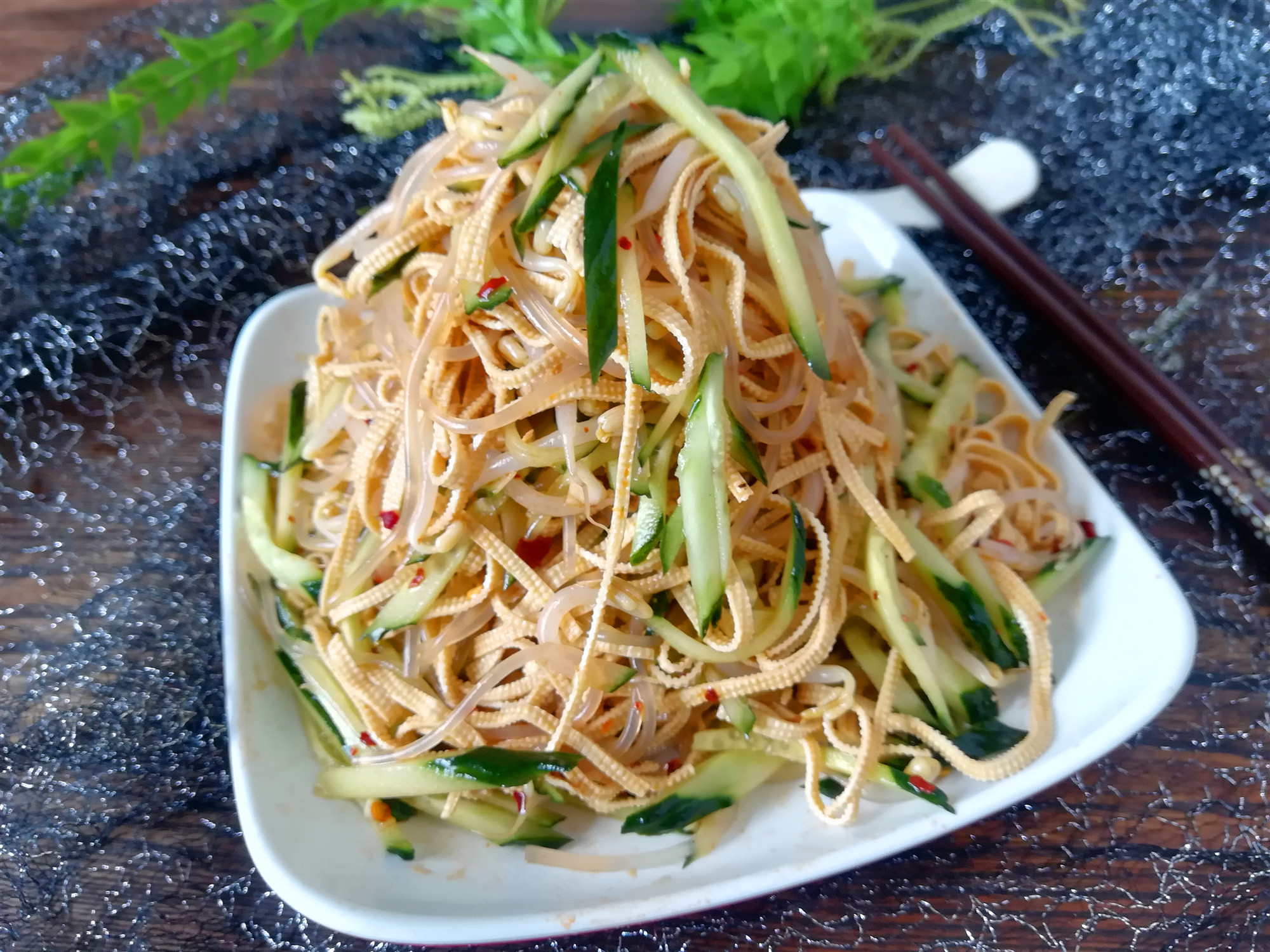 原創推薦一道東北家常涼拌菜,生熟搭配營養好,吃它爽口又開胃