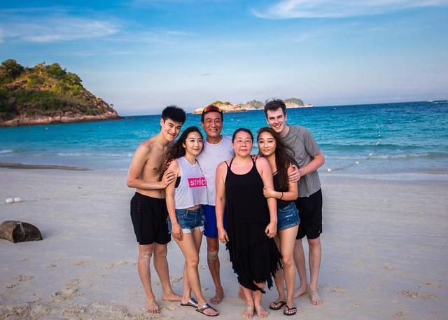 双胞胎女儿晒度假照,梁家辉与妻子江嘉年不服老,秀恩爱甜蜜温馨