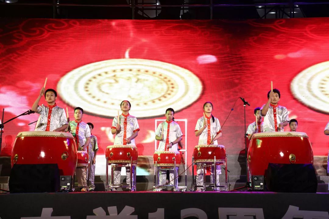 民治中学的莫怀荣校长是龙华区引进的高级人才,将组建强有力的集团