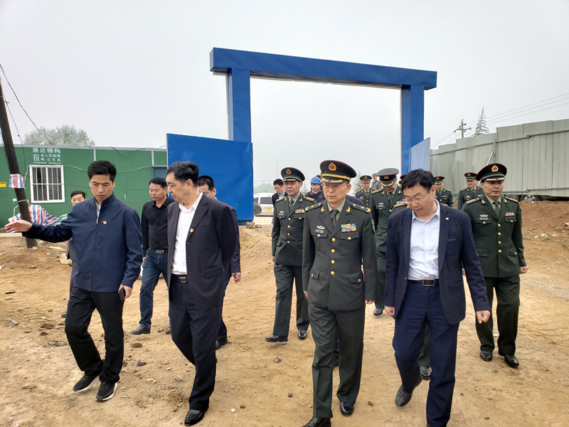 4月25日,国家军事科学院少将李泉一行到我县闫庄镇裴岭村开展脱贫攻坚