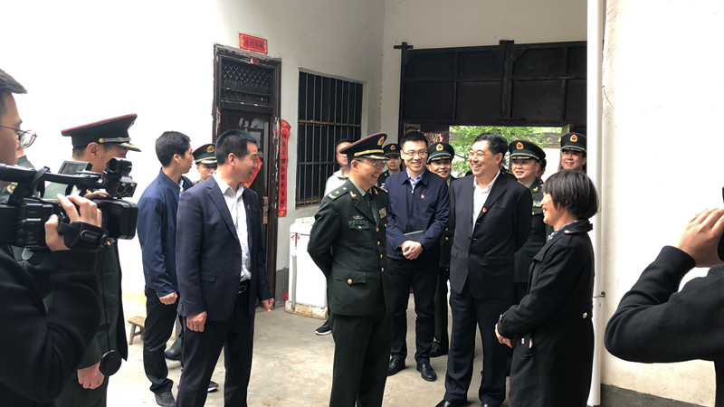4月25日,国家军事科学院少将李泉一行到我县闫庄镇裴岭村开展脱贫攻坚