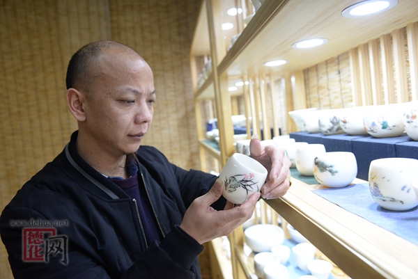 德化陶瓷艺人徐福坤的重塑阳光人生立志成才不放弃