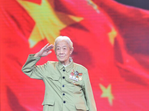 17岁女护士为救伤兵用嘴导尿,事后却被人议论,晚年的话令人感动