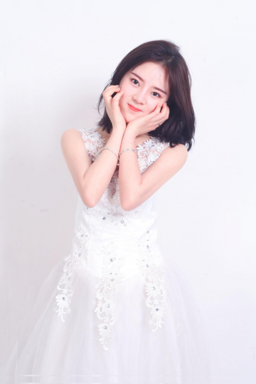 模特巫丹娇小可爱有着优雅温婉的气质