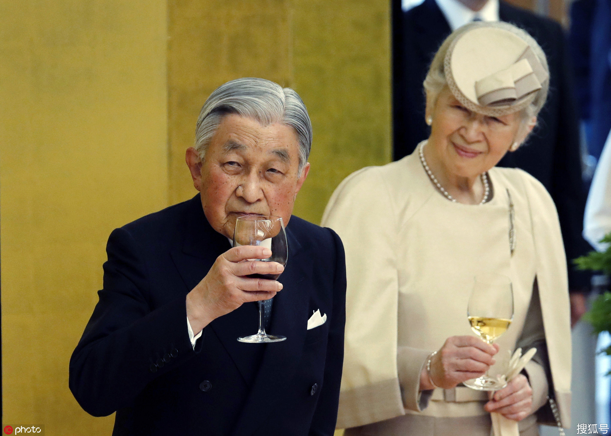 日本天皇夫妇举杯饮酒 "平成"将尽民众放10天假