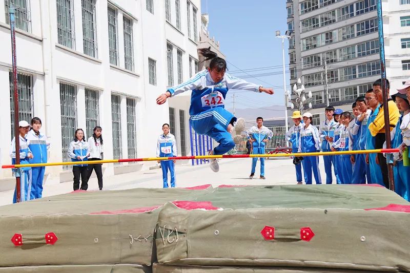 恰同学少年不负少年时光临潭县二中第二届校园文化艺术节暨五十二届