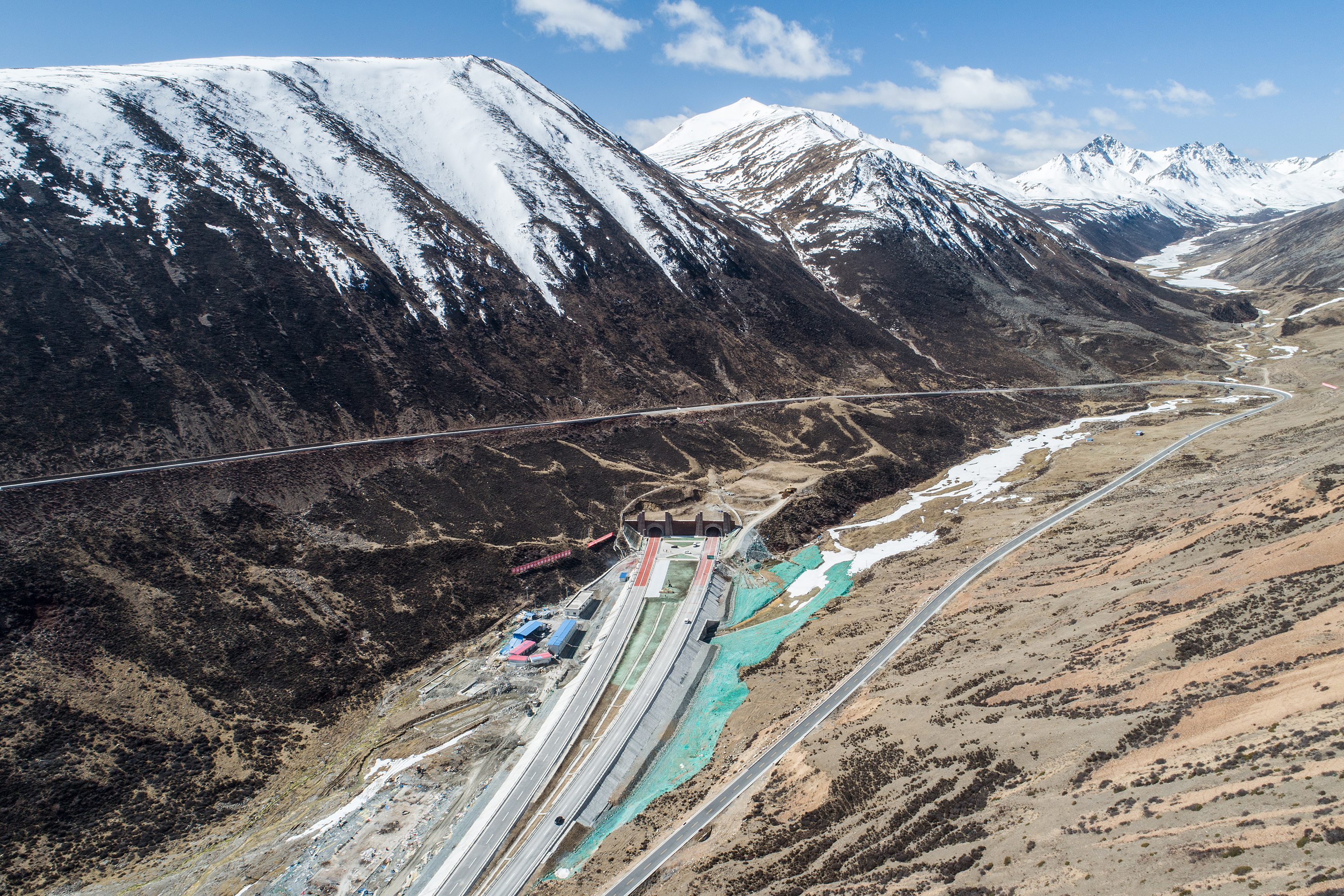 拉林高等级公路米拉山隧道建成通车