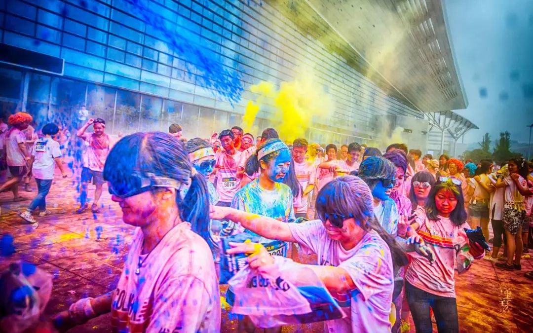 冲过终点线后,欢乐并不会停止 – 等待彩色跑者的是在终点舞台前进行