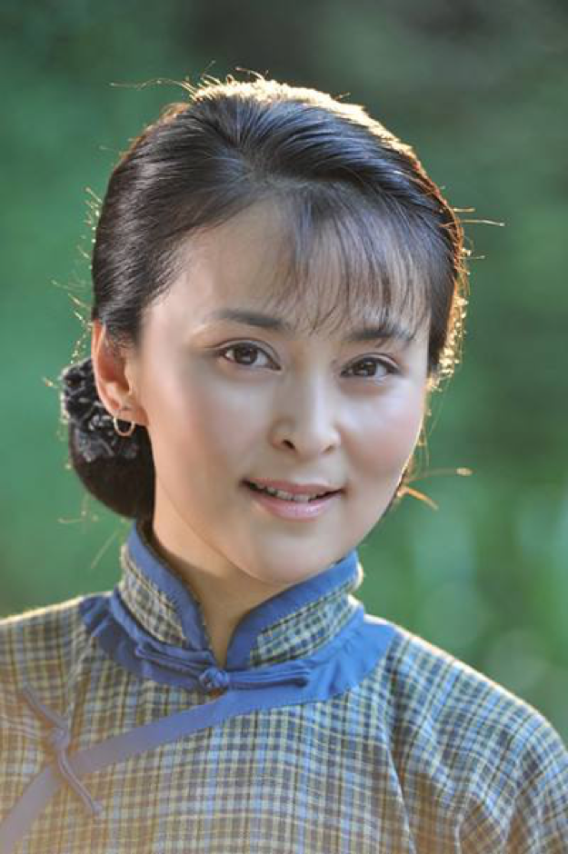 何音参与演出的《青青河边草》,里面的"石榴"一角,更是力压了女主角