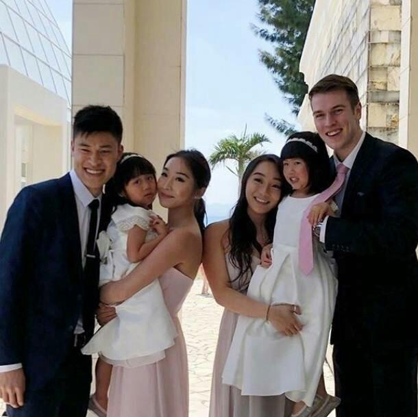 双胞胎女儿晒度假照,梁家辉与妻子江嘉年不服老,秀恩爱甜蜜温馨