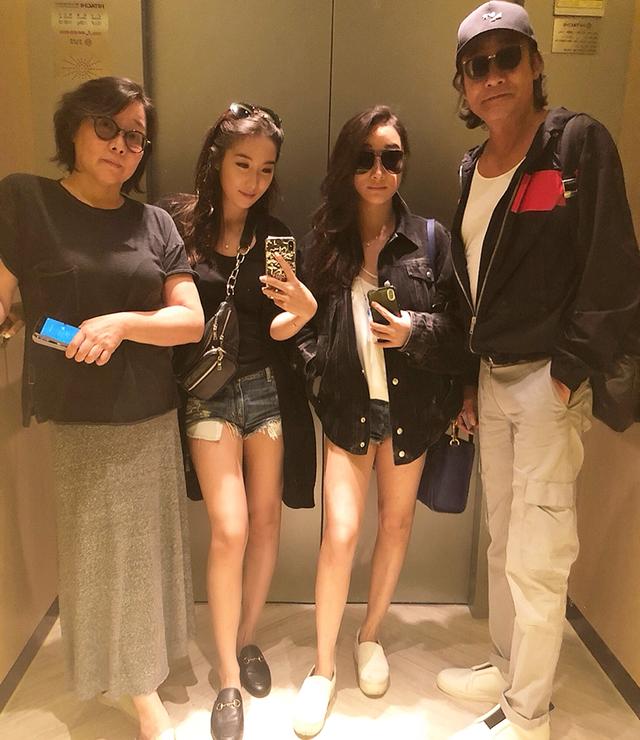 双胞胎女儿晒度假照,梁家辉与妻子江嘉年不服老,秀恩爱甜蜜温馨