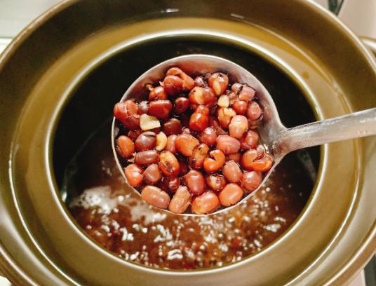 煮红豆不用提前泡也不用放碱多加这一步快速开花又软又好吃