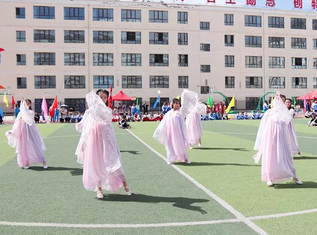 恰同学少年不负少年时光临潭县二中第二届校园文化艺术节暨五十二届