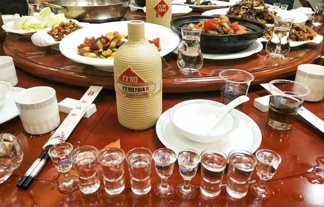 酒中酒为什么喝酱香酒时都会在手边配瓶水