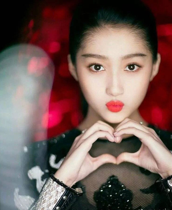 关晓彤,很认真的一个女孩子,对嘴比心简直美到没朋友.