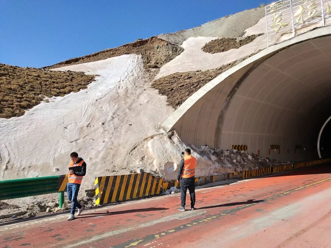 玉树总段陪同第三方检测单位对辖养隧道进行专项隐患排查