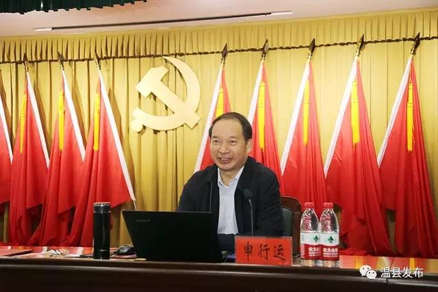 县委书记毛文明为他颁发"温县精神时代楷模"荣誉证书!