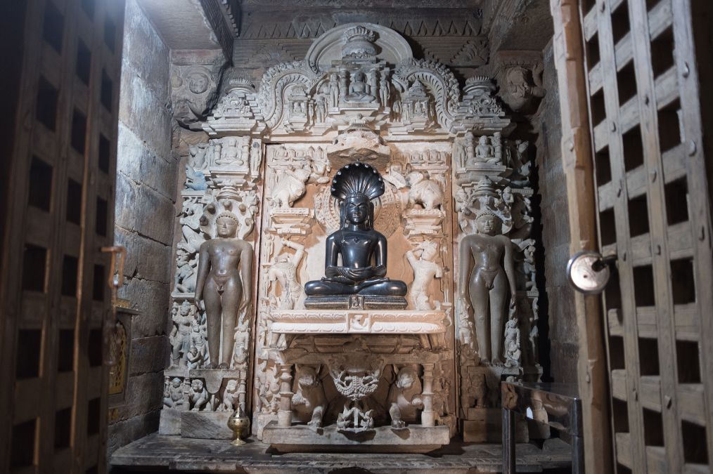 实拍印度耆那教天衣派寺庙:教徒都不穿衣服,庙里的雕像也都光着