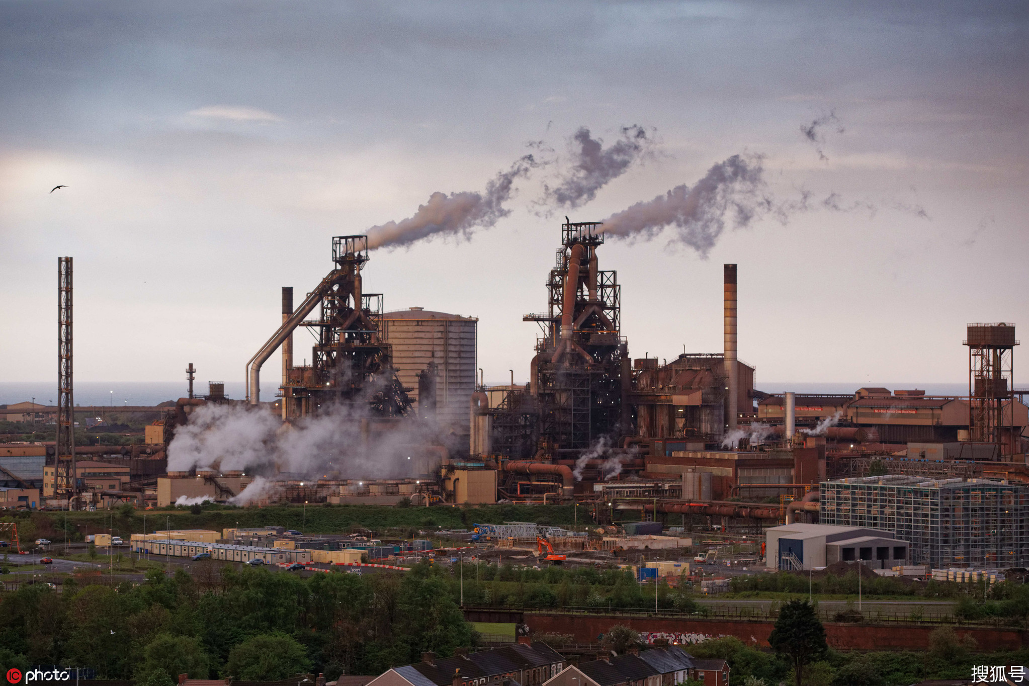 英国最大钢铁厂发生爆炸 网友:房子都在震动