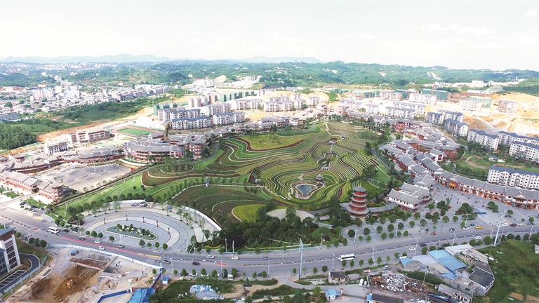 大方县奢香古镇全景图 (吴贵荣 向庭太 摄)采摘荷花打理大棚蔬菜恒大