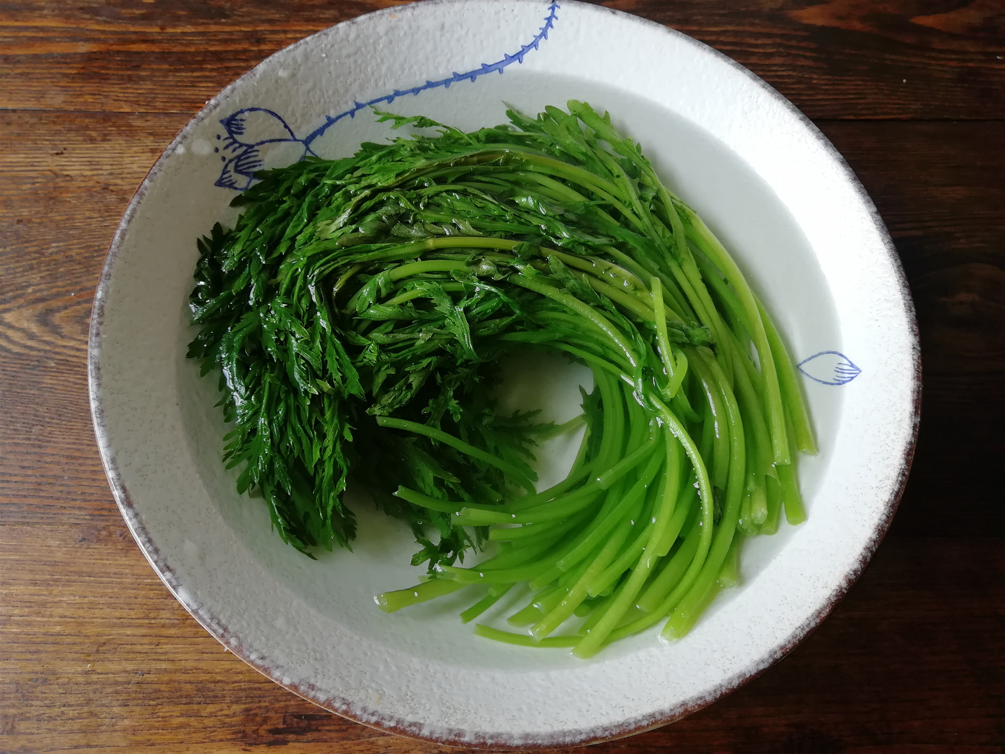 茼蒿别总是涮着吃,这样做,营养吸收更好,颜色绿,吃着脆嫩_肉丝