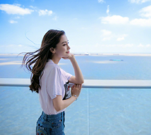 baby杨颖穿牛仔短裙海边冲浪