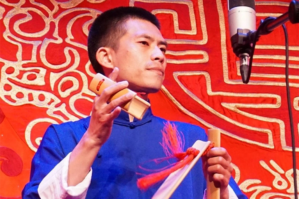 和许鹤丹不同的是,于鹤真是通过德云社招生考试而入科.