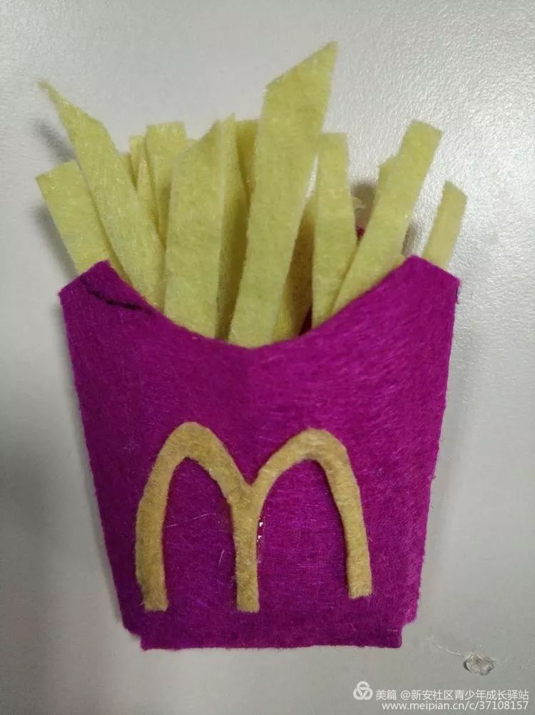 薯条小提包通过不织布手工活动,小朋友们可以把想象中的事物变成一个
