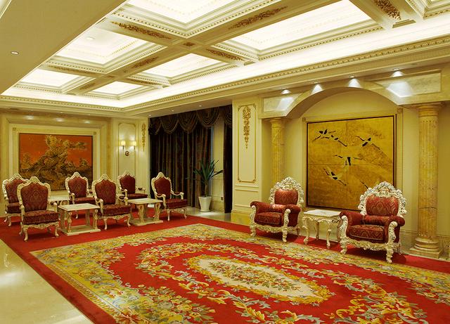 此外,酒店还设有宴会厅,多功能厅,健身中心,游泳池等会务,休闲服务