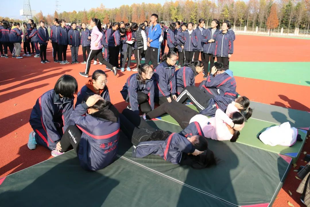 海阳一中海阳市新元中学足球场上的学生们英姿飒爽.