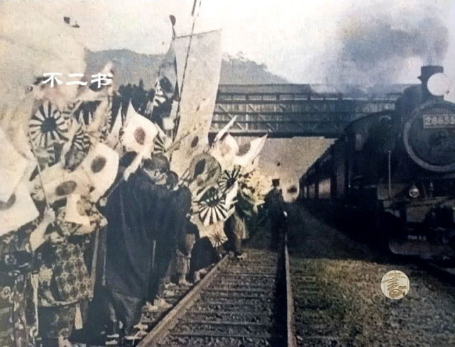 上色老照片:二战时日本国内军队出征场景,民众的表现充满罪恶