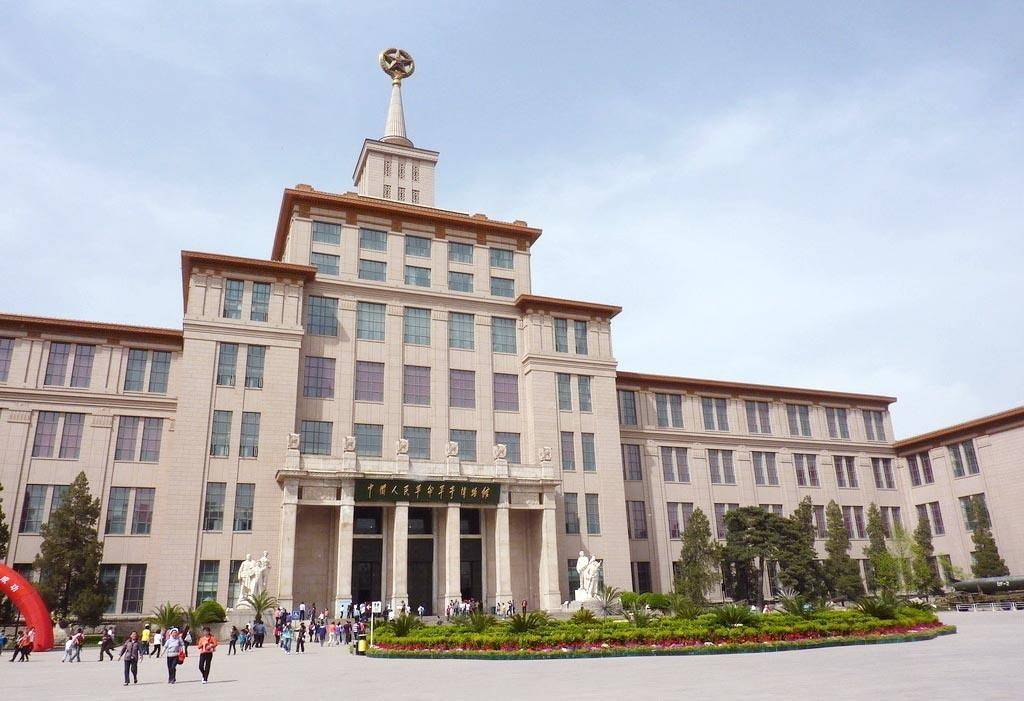 中国人民革命军事博物馆是中国惟一的大型综合性军事历史博物馆,占地