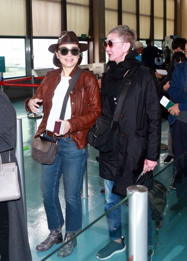 64岁林青霞与67岁施南生现身机场她们穿得很随意还是美爆了