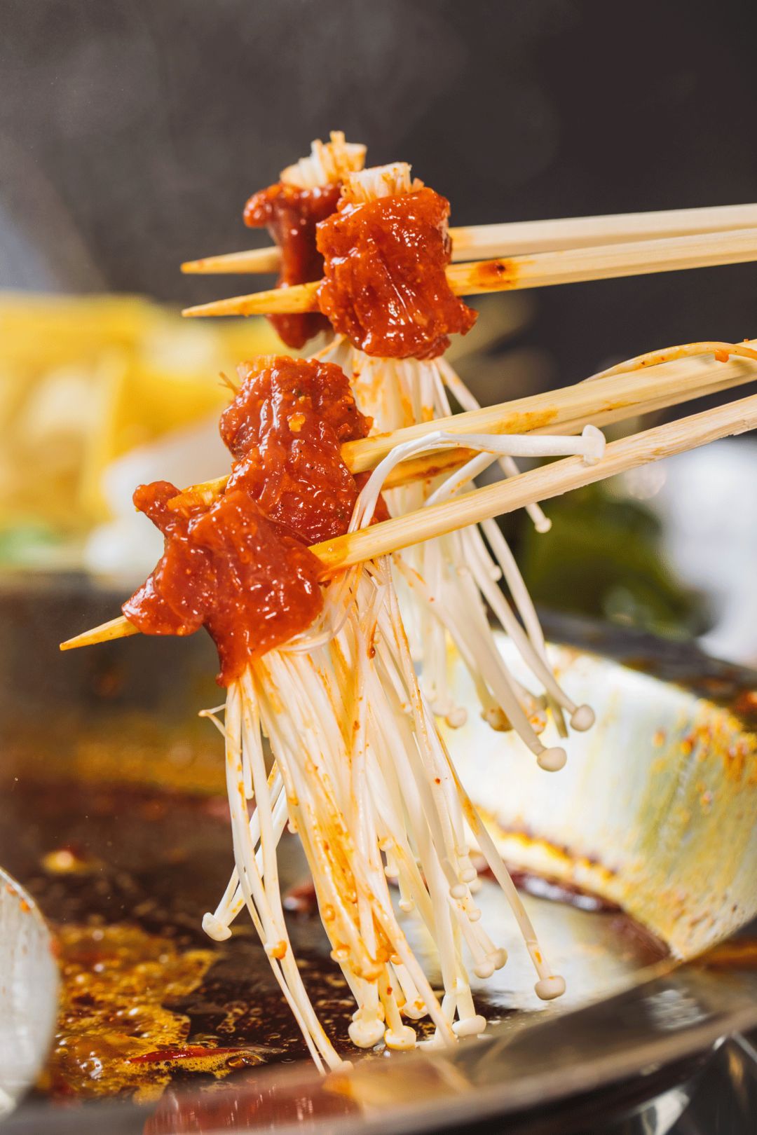 浓郁的牛肉香,搭配顺滑金针菇,在辣锅里涮上几秒,牛肉和金针菇吸饱